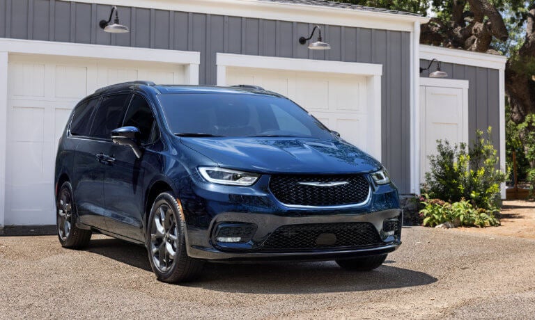 2023 Chrysler Pacifica Exterior Driveway