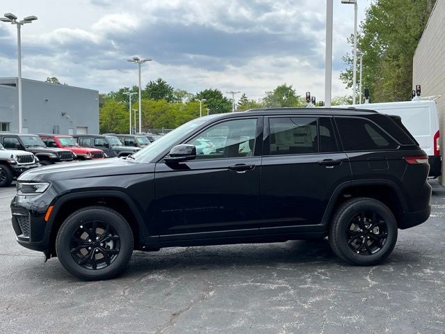 2026 Jeep Grand Cherokee Laredo Altitude