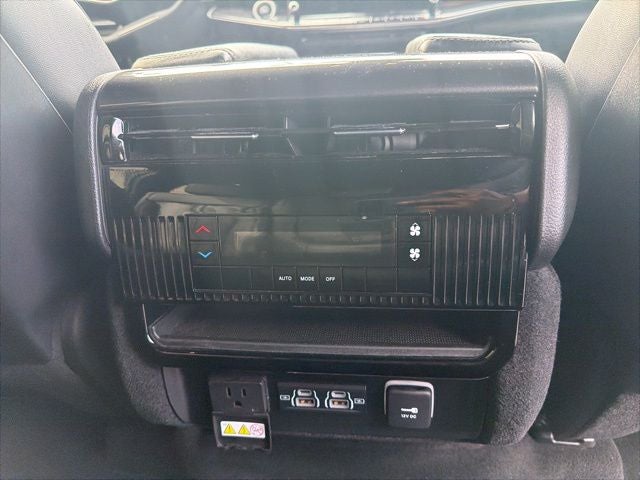 2023 Jeep Wagoneer Base
