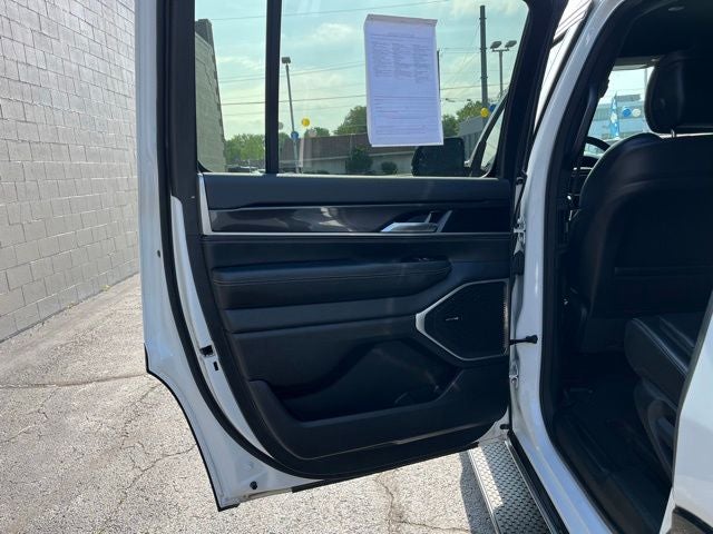 2023 Jeep Wagoneer Base