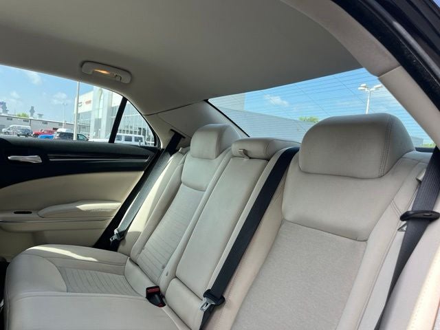 2021 Chrysler 300 Touring - Photo 30