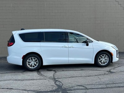 2027 Chrysler Pacifica Select