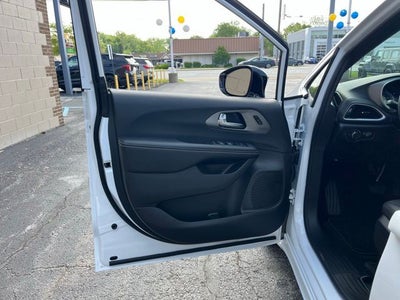 2027 Chrysler Pacifica Select