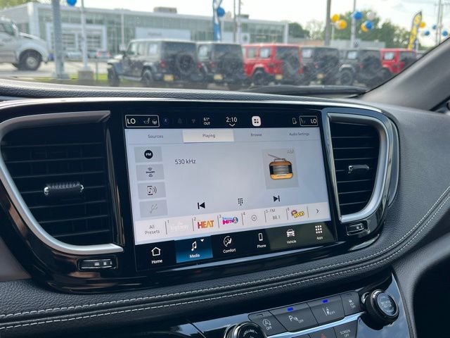 2027 Chrysler Pacifica Select