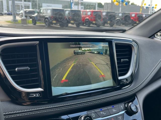 2027 Chrysler Pacifica Select