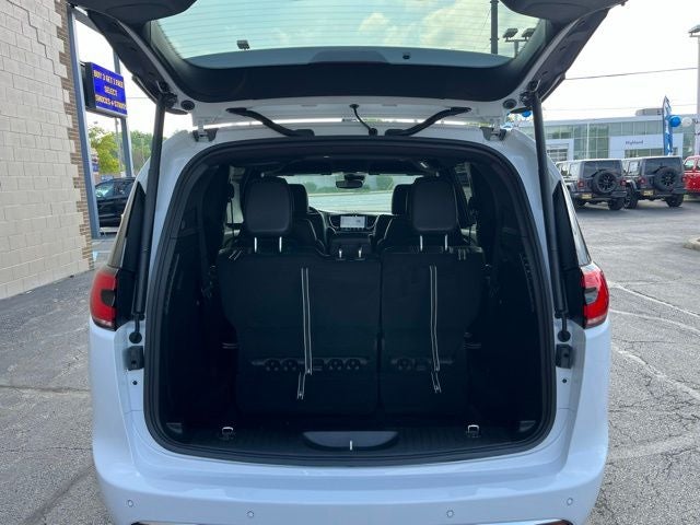 2027 Chrysler Pacifica Select
