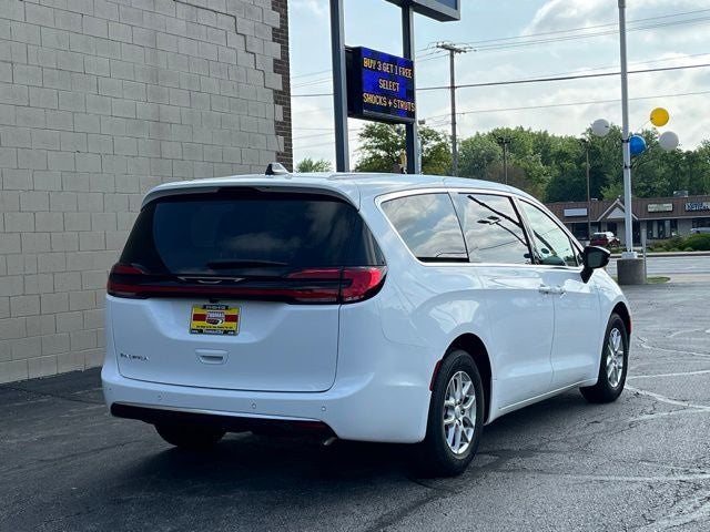 2027 Chrysler Pacifica Select