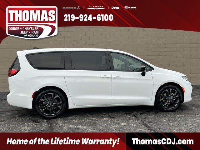 2026 Chrysler Pacifica Select