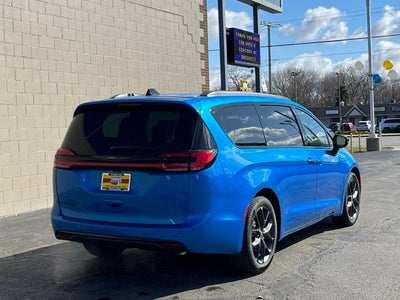 2026 Chrysler Pacifica Select