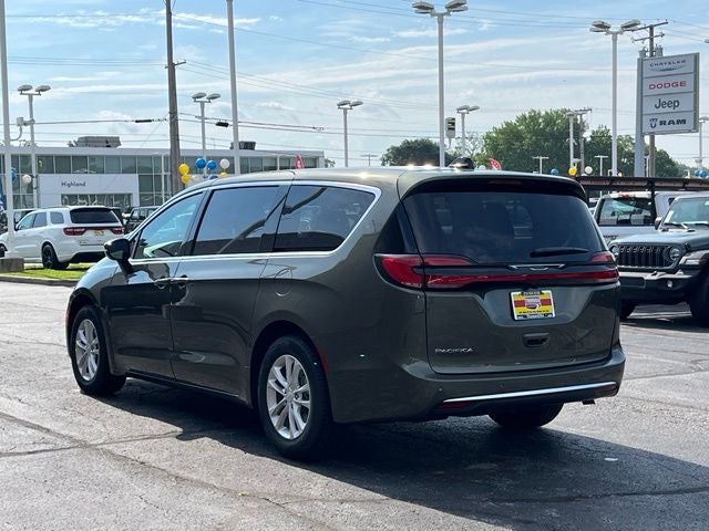 2027 Chrysler Pacifica Select
