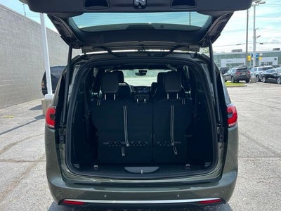 2027 Chrysler Pacifica Select