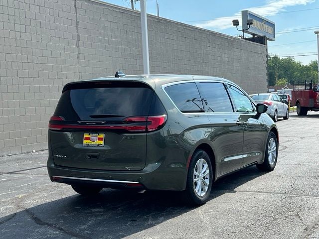 2027 Chrysler Pacifica Select