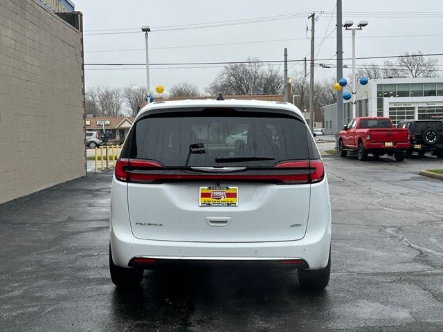 2026 Chrysler Pacifica Select