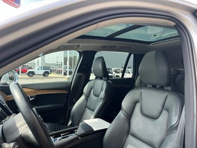 2021 Volvo XC90 T6 Momentum