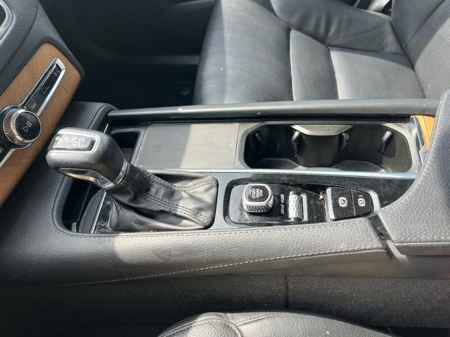 2021 Volvo XC90 T6 Momentum