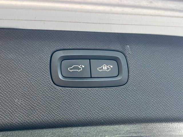 2021 Volvo XC90 T6 Momentum