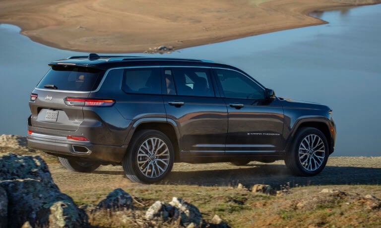 2021 Jeep Grand Cherokee L exteior parked near lake